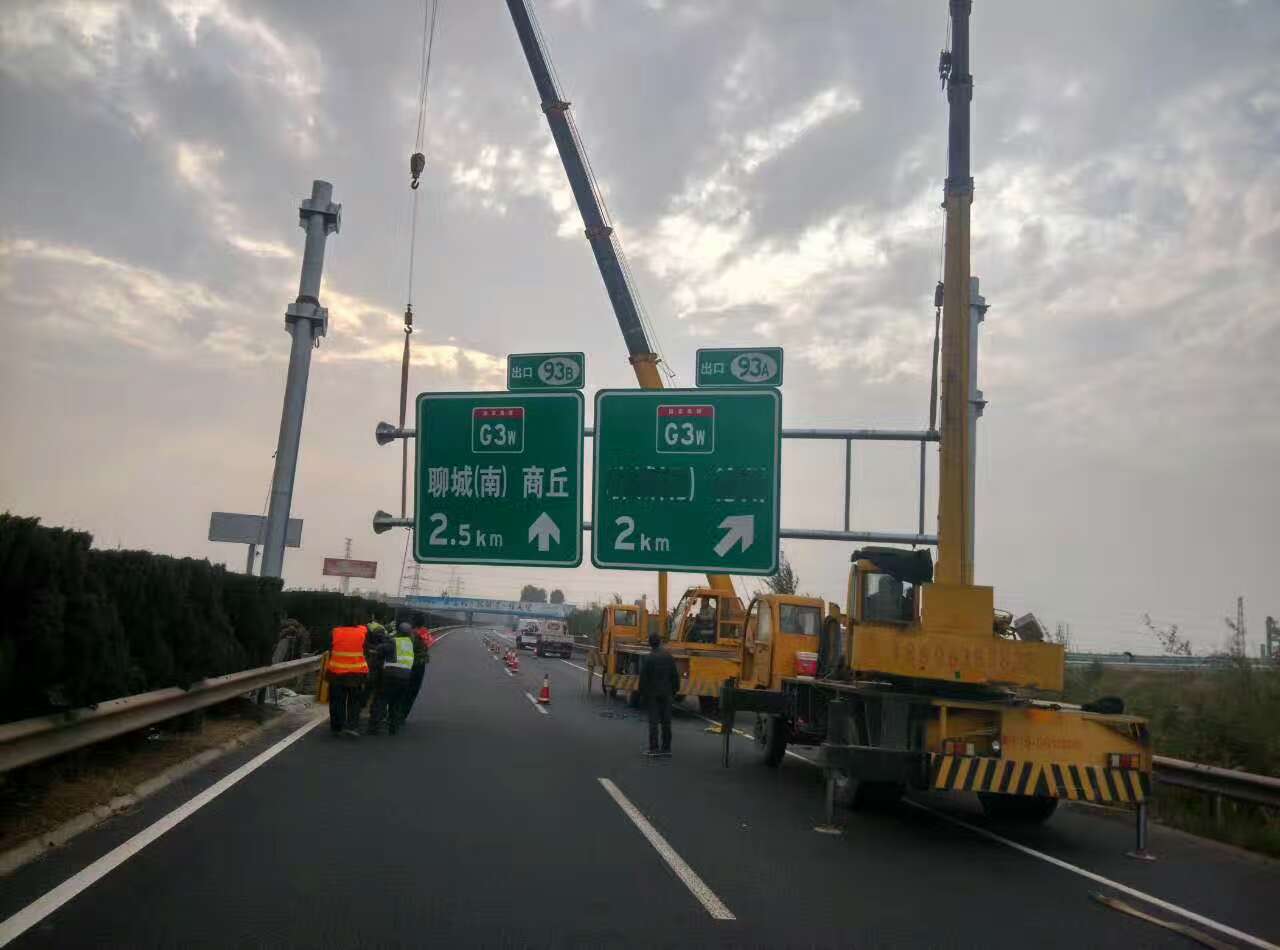 吐鲁番吐鲁番高速公路标志牌施工案例