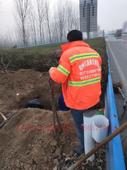 吐鲁番吐鲁番高速公路标志牌基础施工案例